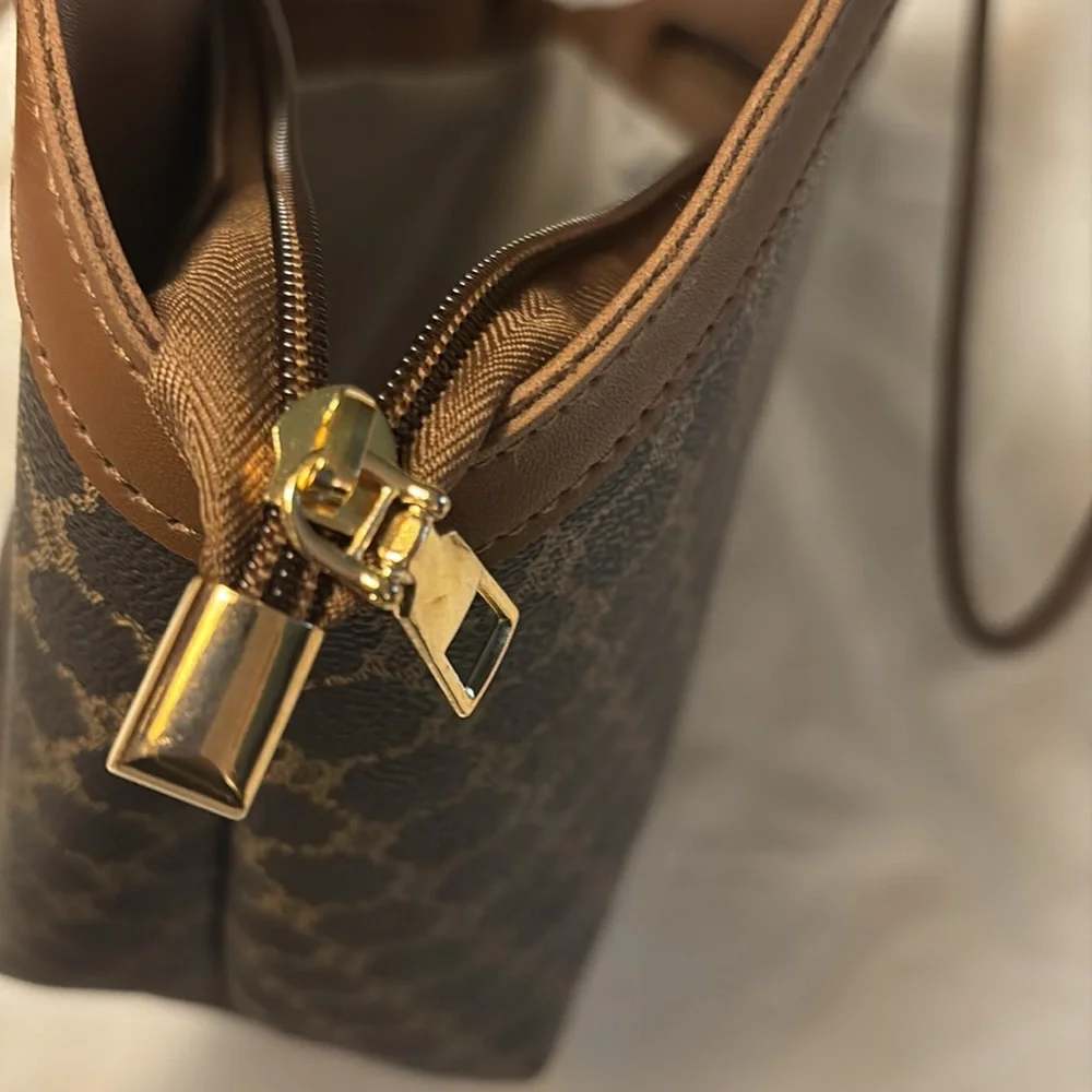 Elegant Geometric Tote. Shoulder/Handbag with Scarf.
New w/o tags. Xich Xichan - Picture 6 of 12